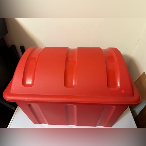 Vintage Rubbermaid Treasure Chest With Lid Storage Bin Tote Red Pirate - Picture 2 of 8